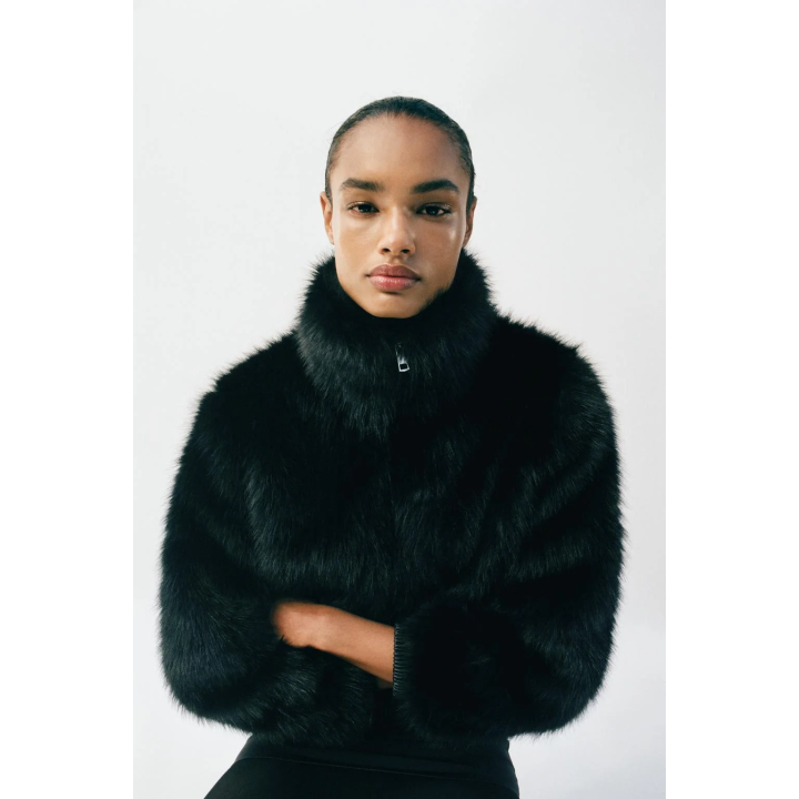 БОМБЕР ИЗ ИСКУССТВЕННОГО МЕХА С ВОРОТНИКОМ-СТОЙКОЙ