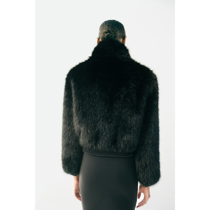 БОМБЕР ИЗ ИСКУССТВЕННОГО МЕХА С ВОРОТНИКОМ-СТОЙКОЙ