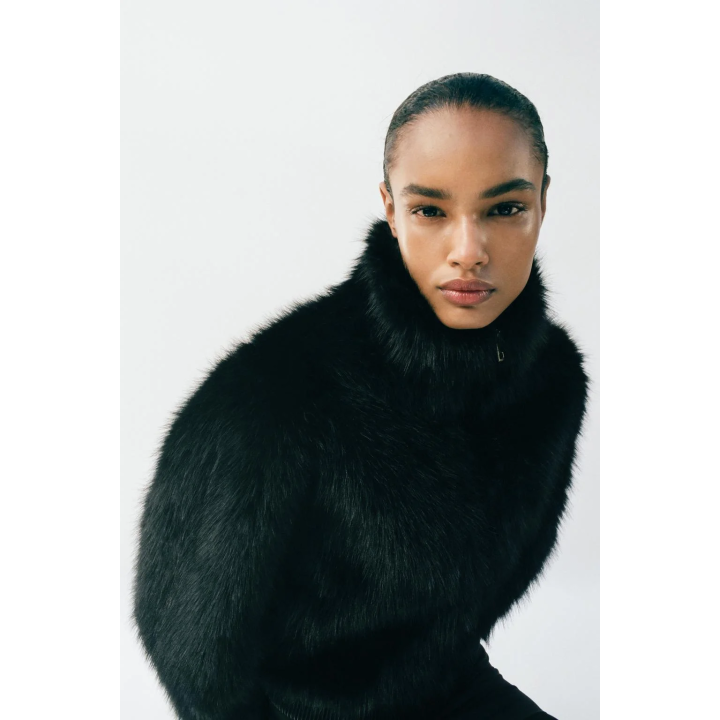 БОМБЕР ИЗ ИСКУССТВЕННОГО МЕХА С ВОРОТНИКОМ-СТОЙКОЙ