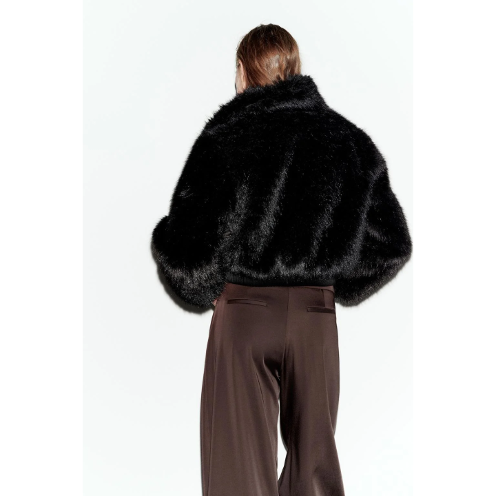 БОМБЕР ИЗ ИСКУССТВЕННОГО МЕХА С ВОРОТНИКОМ-СТОЙКОЙ