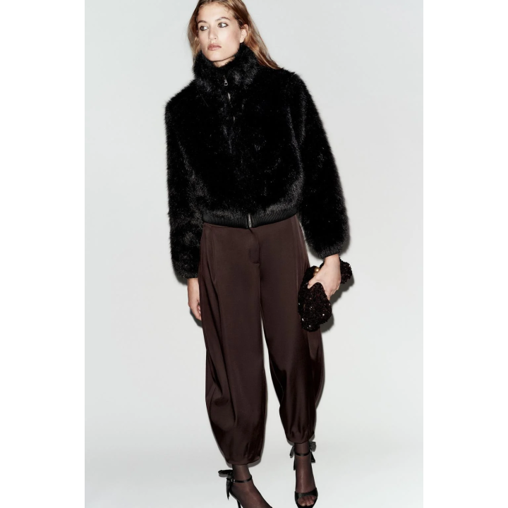 БОМБЕР ИЗ ИСКУССТВЕННОГО МЕХА С ВОРОТНИКОМ-СТОЙКОЙ