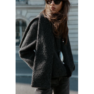 КОРОТКОЕ БУКЛИРОВАННОЕ ПАЛЬТО С ШАРФОМ