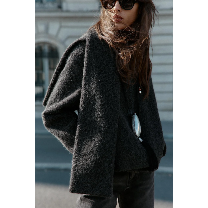 КОРОТКОЕ БУКЛИРОВАННОЕ ПАЛЬТО С ШАРФОМ