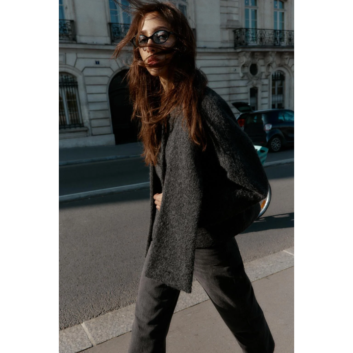 КОРОТКОЕ БУКЛИРОВАННОЕ ПАЛЬТО С ШАРФОМ