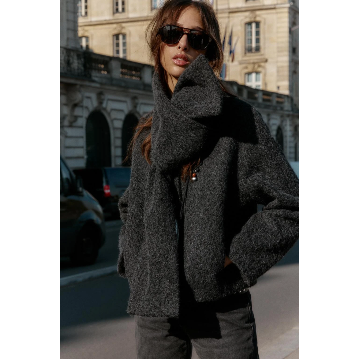 КОРОТКОЕ БУКЛИРОВАННОЕ ПАЛЬТО С ШАРФОМ