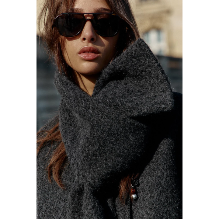 КОРОТКОЕ БУКЛИРОВАННОЕ ПАЛЬТО С ШАРФОМ