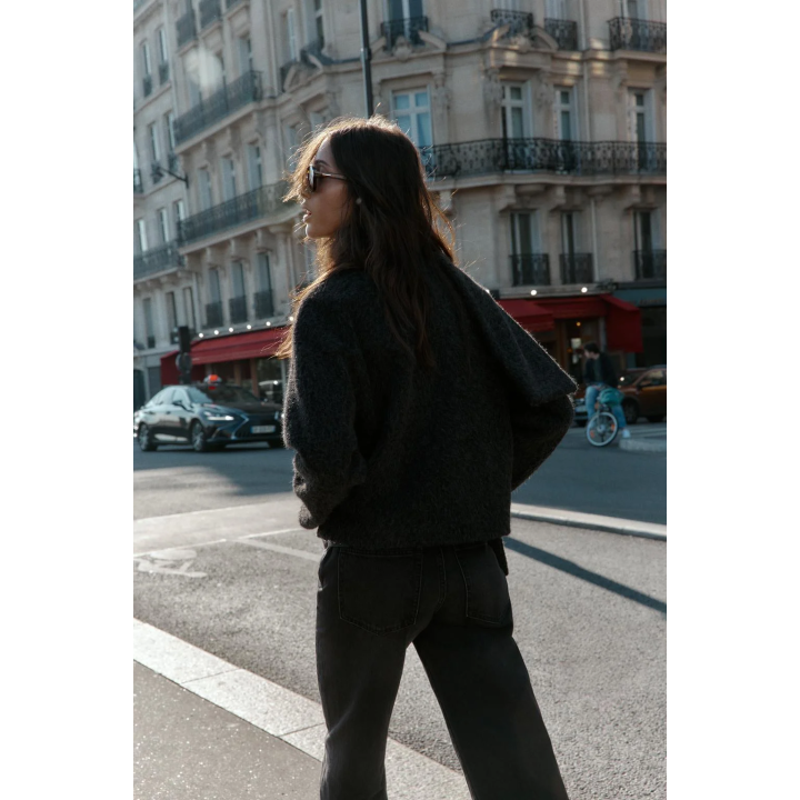 КОРОТКОЕ БУКЛИРОВАННОЕ ПАЛЬТО С ШАРФОМ