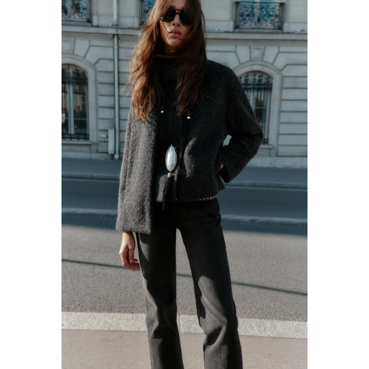 КОРОТКОЕ БУКЛИРОВАННОЕ ПАЛЬТО С ШАРФОМ