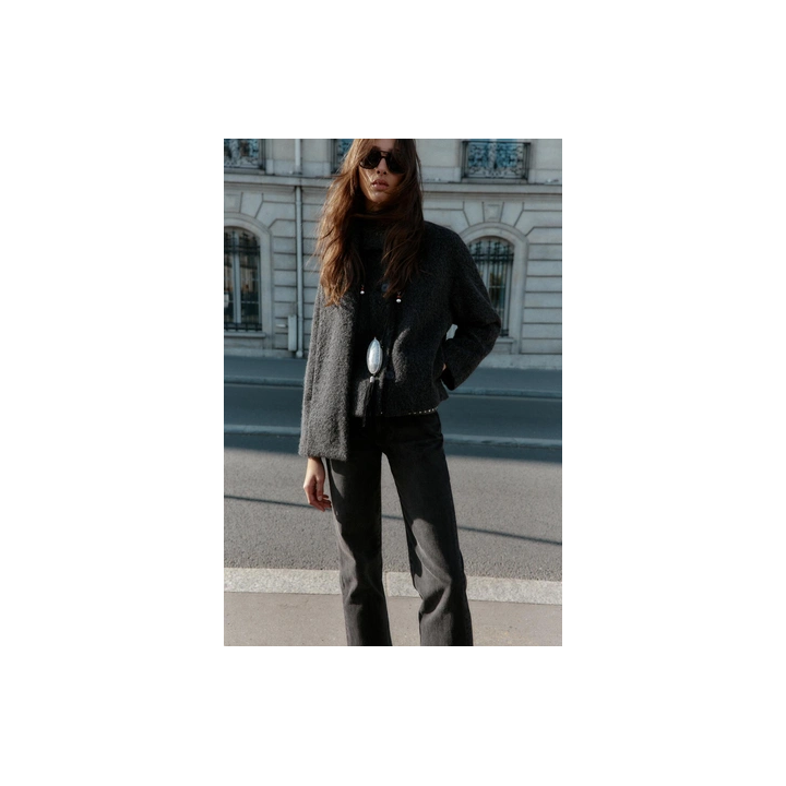 КОРОТКОЕ БУКЛИРОВАННОЕ ПАЛЬТО С ШАРФОМ