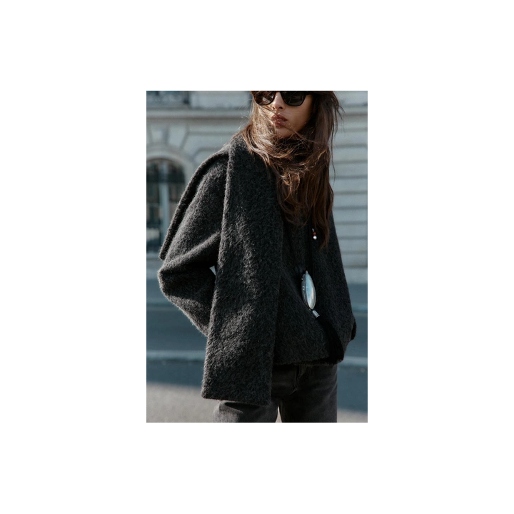 КОРОТКОЕ БУКЛИРОВАННОЕ ПАЛЬТО С ШАРФОМ