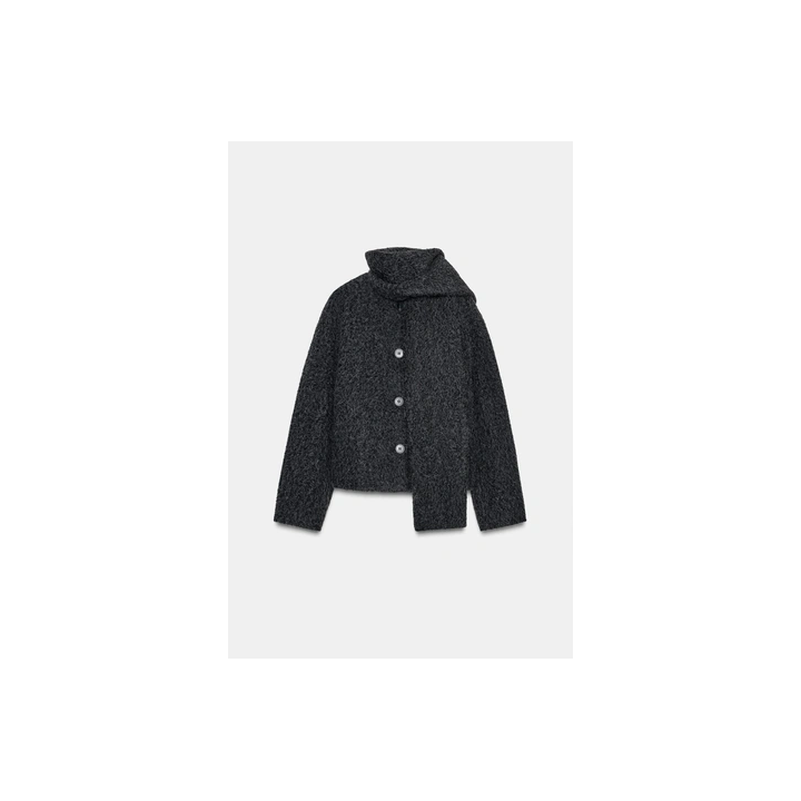 КОРОТКОЕ БУКЛИРОВАННОЕ ПАЛЬТО С ШАРФОМ