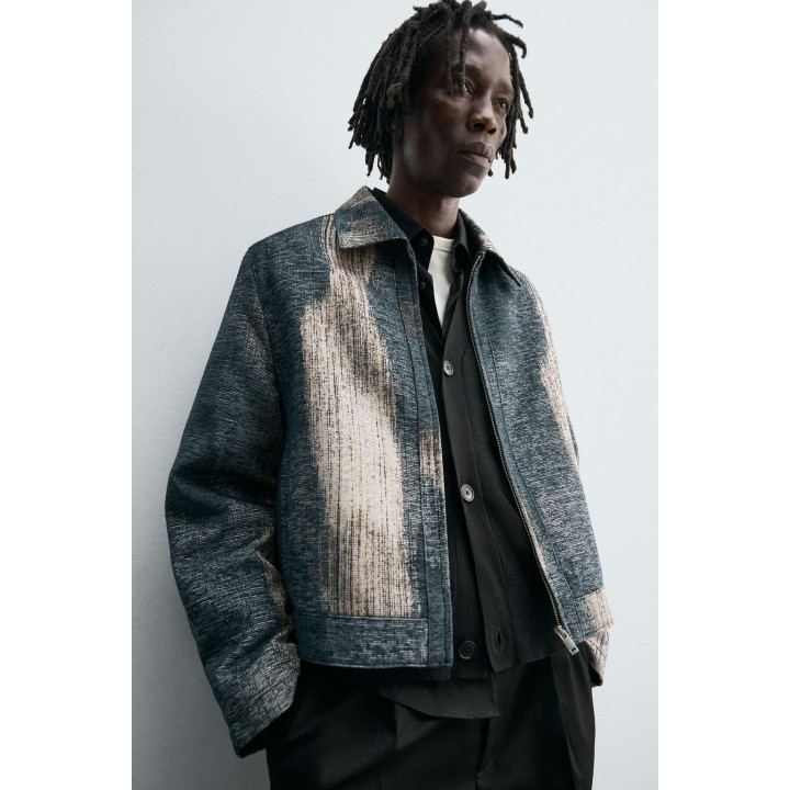 ЖАККАРДОВАЯ КУРТКА С АБСТРАКТНЫМ РИСУНКОМ