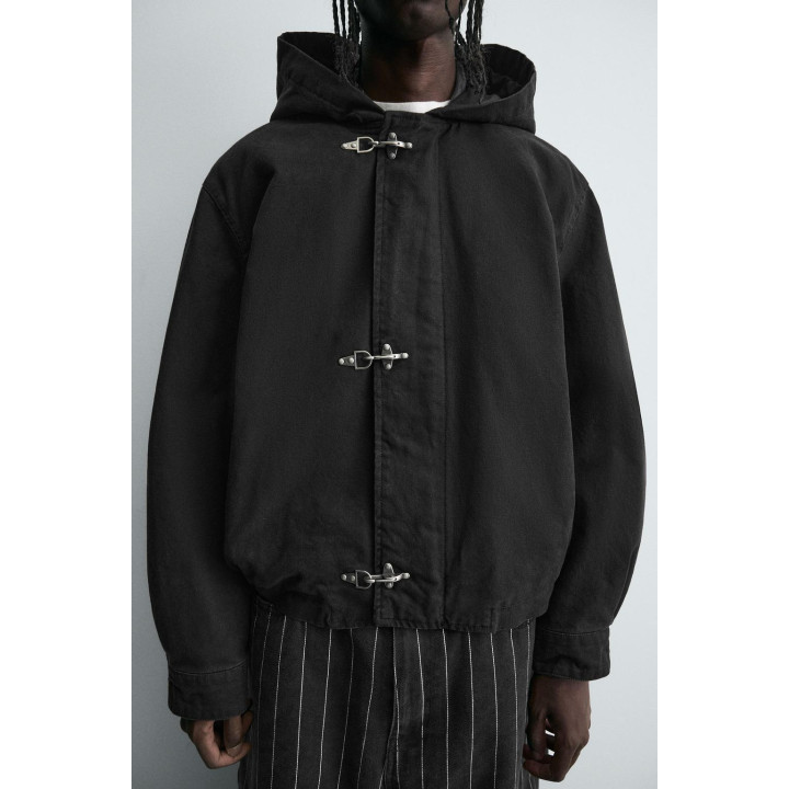 КУРТКА С КАПЮШОНОМ И КЛЕВАНТАМИ