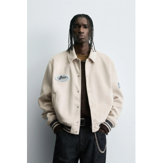 КУРТКА ИЗ ИСКУССТВЕННОЙ ЗАМШИ С НАШИВКАМИ И ВЫШИВКОЙ