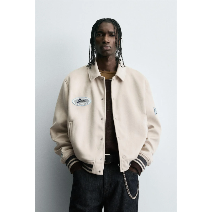 КУРТКА ИЗ ИСКУССТВЕННОЙ ЗАМШИ С НАШИВКАМИ И ВЫШИВКОЙ