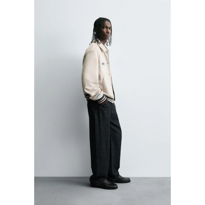 КУРТКА ИЗ ИСКУССТВЕННОЙ ЗАМШИ С НАШИВКАМИ И ВЫШИВКОЙ