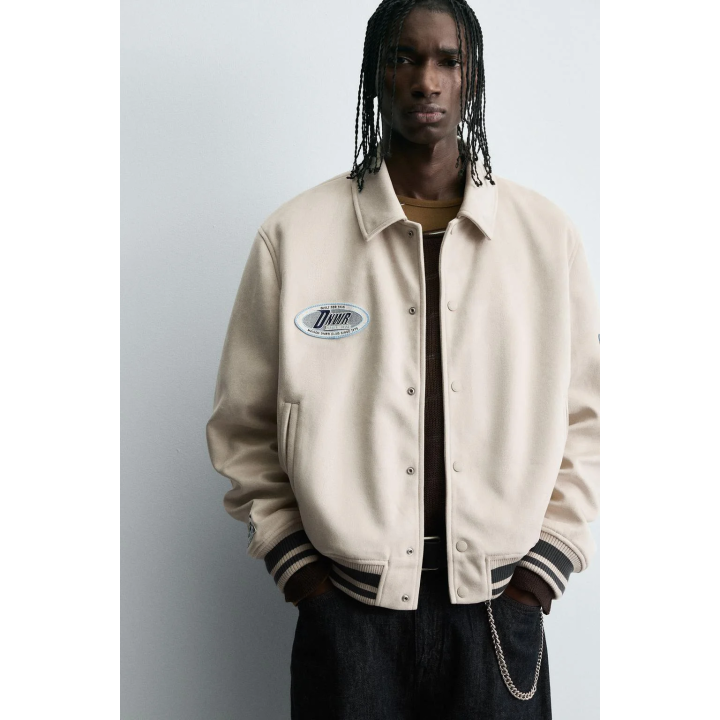 КУРТКА ИЗ ИСКУССТВЕННОЙ ЗАМШИ С НАШИВКАМИ И ВЫШИВКОЙ