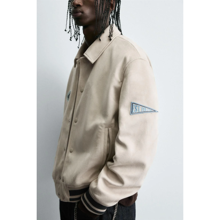 КУРТКА ИЗ ИСКУССТВЕННОЙ ЗАМШИ С НАШИВКАМИ И ВЫШИВКОЙ