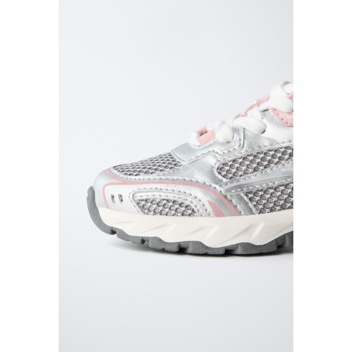 Кроссовки с сетчатыми вставками