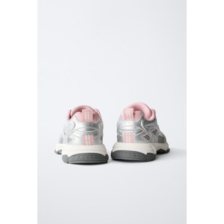 Кроссовки с сетчатыми вставками