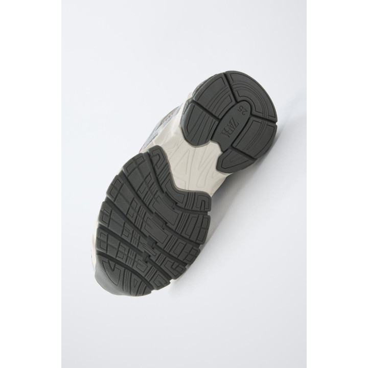 Кроссовки с сетчатыми вставками