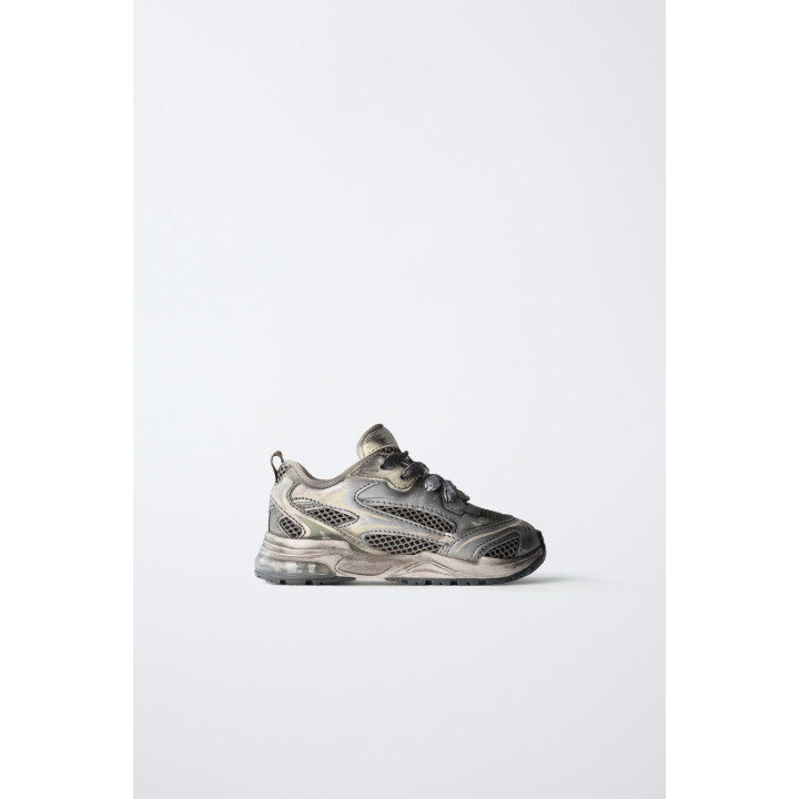 Кроссовки с логотипом