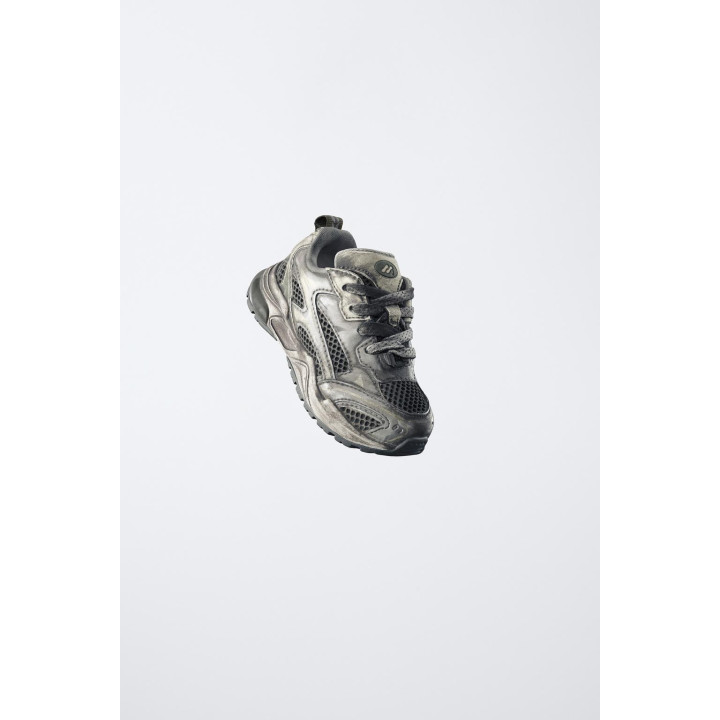 Кроссовки с логотипом