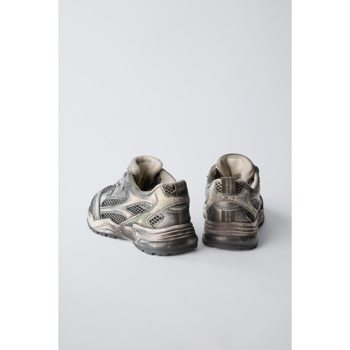 Кроссовки с логотипом