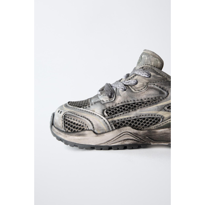 Кроссовки с логотипом