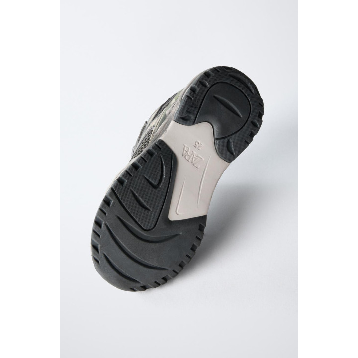 Кроссовки с логотипом