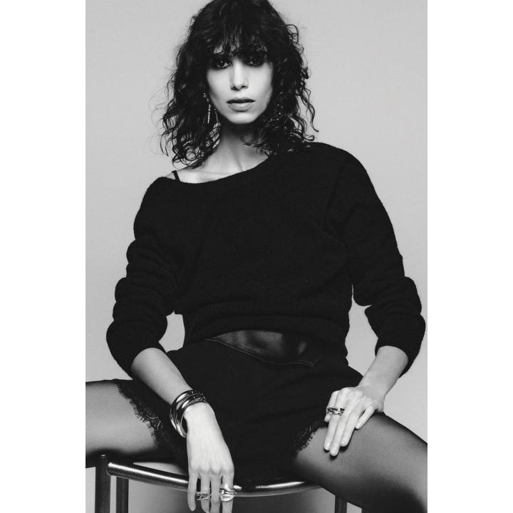 ДЖЕМПЕР ВЯЗАНЫЙ С V-ОБРАЗНЫМ ВЫРЕЗОМ СЗАДИ И ПОДПЛЕЧНИКАМИ