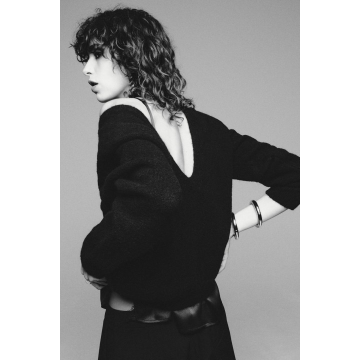 ДЖЕМПЕР ВЯЗАНЫЙ С V-ОБРАЗНЫМ ВЫРЕЗОМ СЗАДИ И ПОДПЛЕЧНИКАМИ