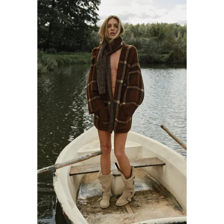 КОРОТКОЕ ТРИКОТАЖНОЕ ПАЛЬТО С ШАРФОМ В КЛЕТКУ