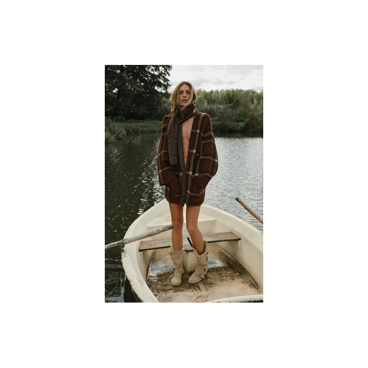 КОРОТКОЕ ТРИКОТАЖНОЕ ПАЛЬТО С ШАРФОМ В КЛЕТКУ