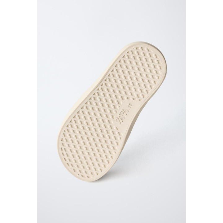 КОЖАНЫЕ КРОССОВКИ С ЦВЕТАМИ