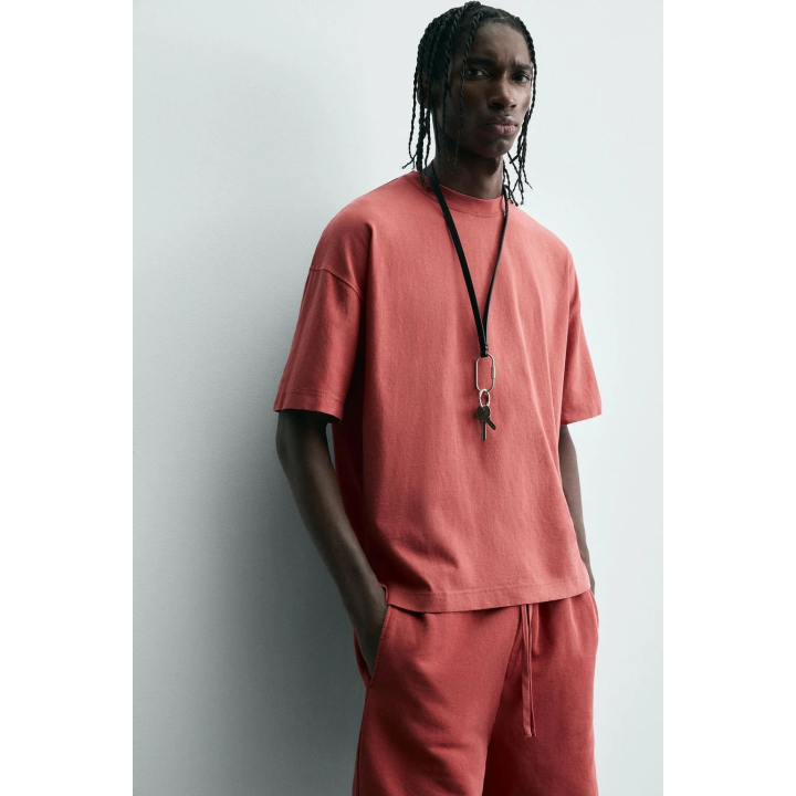 ФУТБОЛКА BOXY FIT С ЭФФЕКТОМ ПОТЕРТОСТИ ИЗ ЛЕГКОЙ ТКАНИ