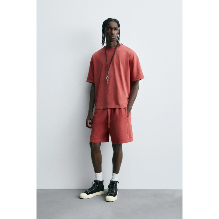 ФУТБОЛКА BOXY FIT С ЭФФЕКТОМ ПОТЕРТОСТИ ИЗ ЛЕГКОЙ ТКАНИ