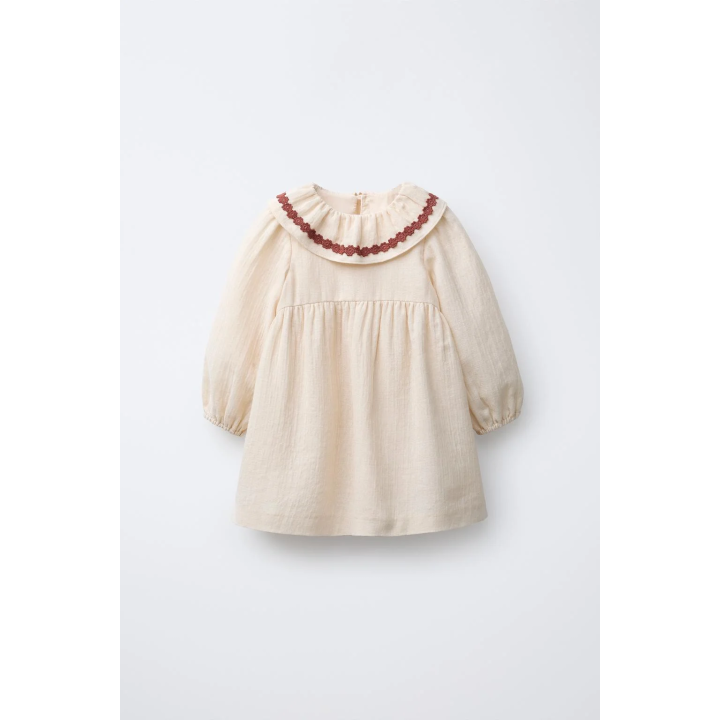 ПЛАТЬЕ С РЕЛЬЕФОМ И ВЫШИТЫМИ ЦВЕТАМИ