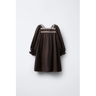 Платье из атласа с контрастным кружевом