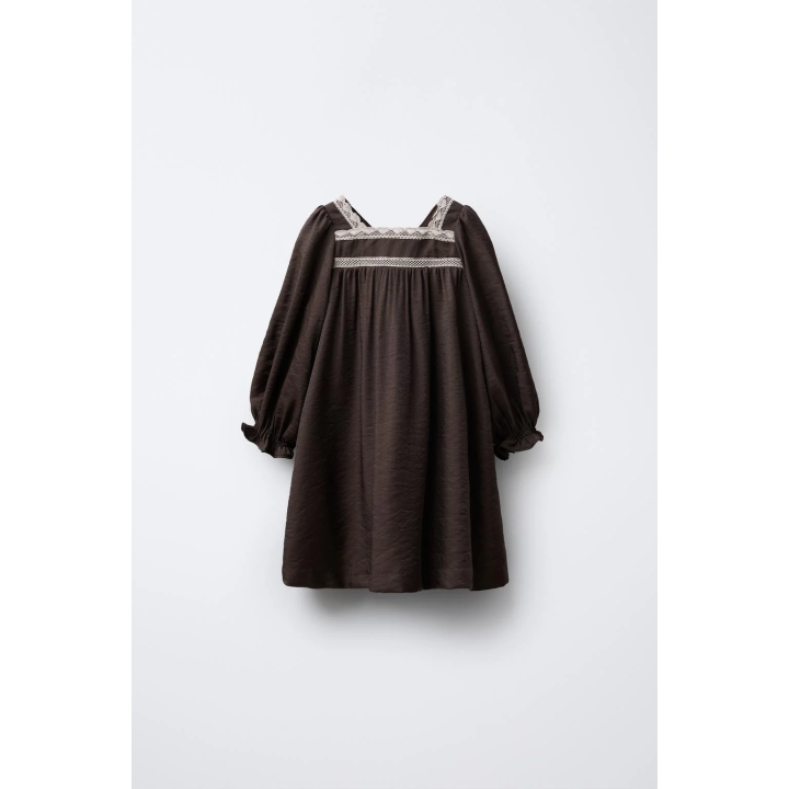 Платье из атласа с контрастным кружевом