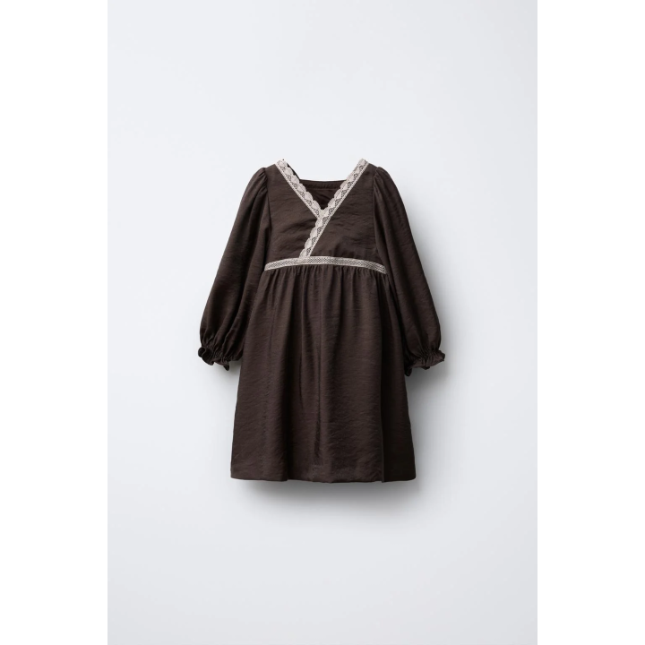 Платье из атласа с контрастным кружевом