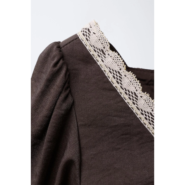 Платье из атласа с контрастным кружевом