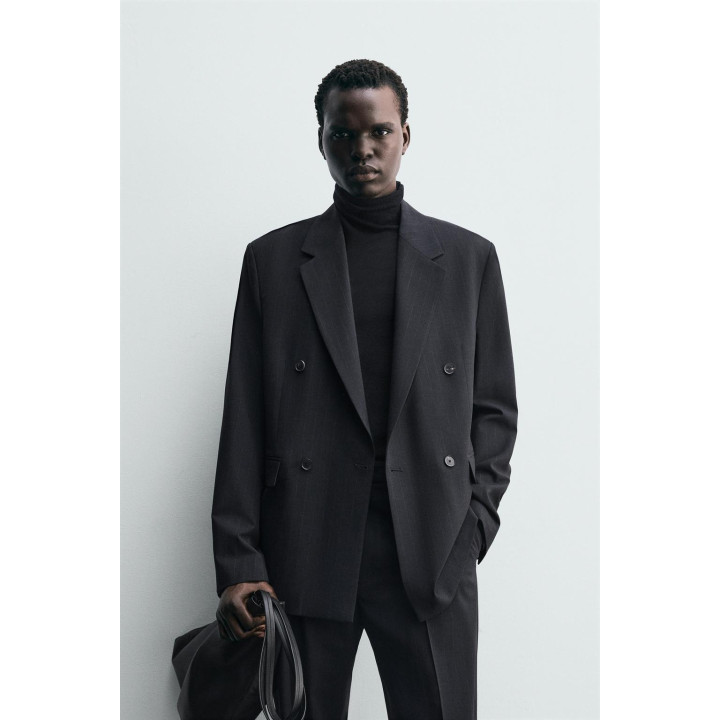 ДВУБОРТНЫЙ КОСТЮМНЫЙ БЛЕЙЗЕР В ТОНКУЮ ПОЛОСКУ