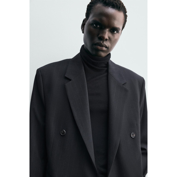 ДВУБОРТНЫЙ КОСТЮМНЫЙ БЛЕЙЗЕР В ТОНКУЮ ПОЛОСКУ