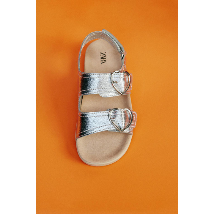 САНДАЛИИ С ПРЯЖКАМИ «СЕРДЦА»