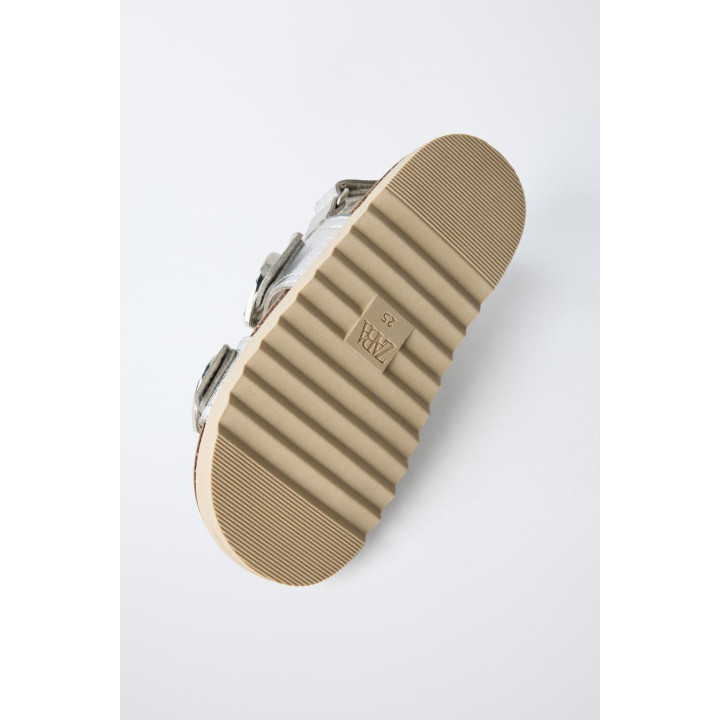 САНДАЛИИ С ПРЯЖКАМИ «СЕРДЦА»