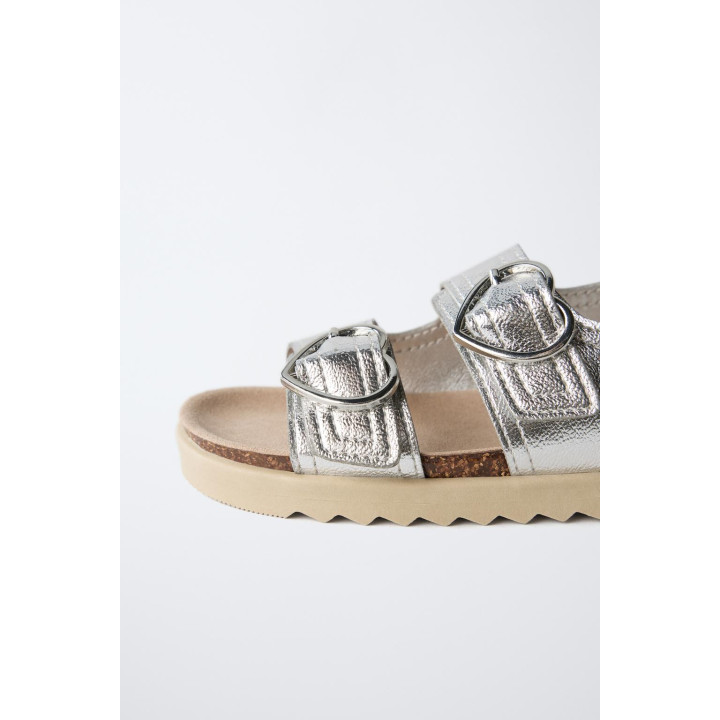 САНДАЛИИ С ПРЯЖКАМИ «СЕРДЦА»