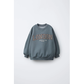 ТОЛСТОВКА С НАДПИСЬЮ И НАШИВКОЙ