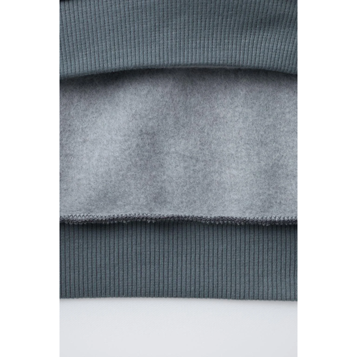 ТОЛСТОВКА С НАДПИСЬЮ И НАШИВКОЙ