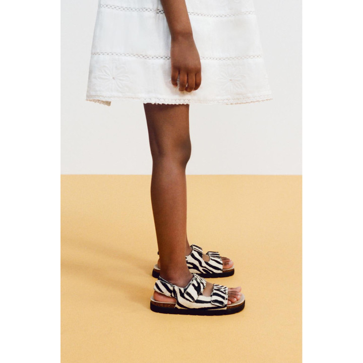 Сандалии из кожи с животным принтом